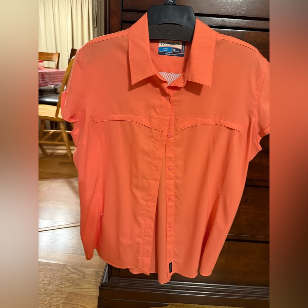 NWOT Magellan Outdoors Vibrant Orange/Peach Fish gear shirt semi-fitted
